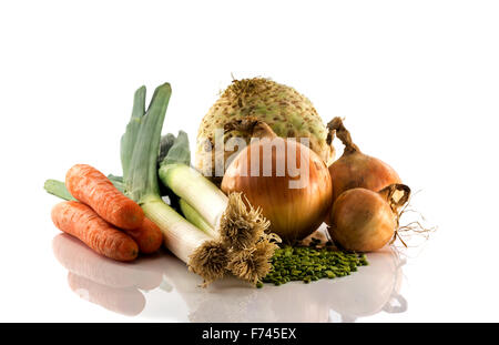Zwiebel, Karotte und andere Zutaten für eine Suppe, die isoliert auf weißem Hintergrund Stockfoto
