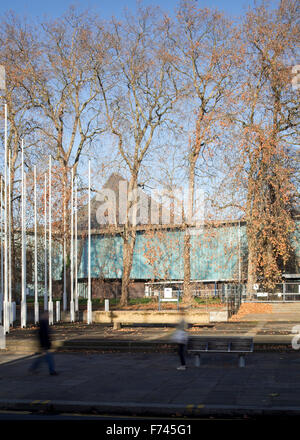Herbstliche Bäume und Außenfassade des Commonwealth Institute in die neue umgewandelt werden, Design Museum, Kensington, London, UK Stockfoto
