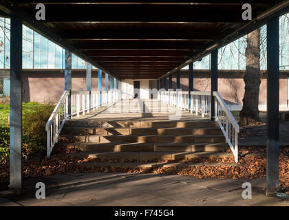 Überdachten Gehweg äußere des Commonwealth Institute in die neue umgewandelt werden, Design Museum, Kensington, London, UK Stockfoto