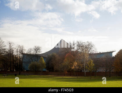 Dach Fassade und Bäume des Commonwealth Institute in die neue umgewandelt werden, Design Museum, Kensington, London, UK Stockfoto