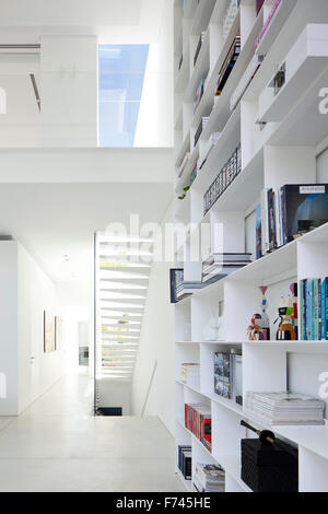 Bücherregale und Treppe in modernes weißes Haus, Israel, Nahost Stockfoto