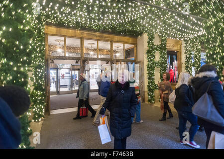 Lord & Taylor in New York, leiden derzeit die Demütigung von Gerüsten vor ihren Haupteingang verwandelt Zitronen Limonade durch drehen den Bau Schuppen in einer beleuchteten Arkade auf Sonntag, 22. November 2015 gesehen.  (© Richard B. Levine) Stockfoto