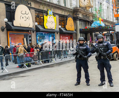 NYPD Hercules-Team-Mitglieder halten Wache außerhalb der Macy's Herald Square "A Charlie Brown Christmas'' unter dem Motto Urlaub Fenster auf Sonntag, 22. November 2015. Die vier großen Kaufhausketten, Nordstrom, Macy's, JCPenney und Kohls sollen durchschnittlich nur 1,2 % Umsatzwachstum im dritten Quartal im Vergleich zu den 10 % geschätzt für Discounter zu melden. (© Richard B. Levine) Stockfoto