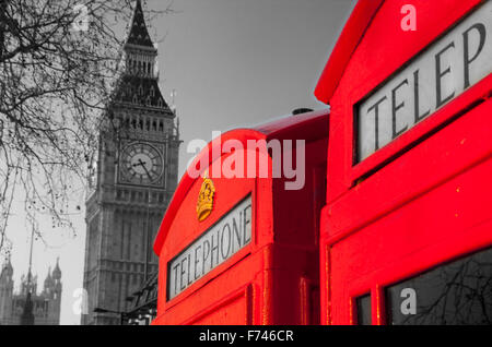 Zwei traditionelle rote K6 Telefonzellen telefonieren-Boxen mit Big Ben Elizabeth Tower Houses of Parliament im Hintergrund rot auf schwarz Stockfoto