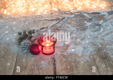 Karte-Konzept mit Tanne und Weihnachtskugeln auf hölzernen Hintergrund Stockfoto