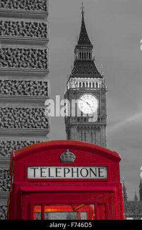 Big Ben Elizabeth Tower Houses of Parliament mit traditionellen K6 rotes Telefon Telefon box im Vordergrund Westminster London Englan Stockfoto