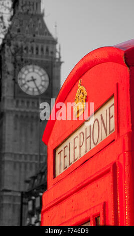 Traditionelle rote K6 Telefon Telefonzelle mit Big Ben Elizabeth Turm der Häuser des Parlaments Schwarz-Weiß monochrome London UK Stockfoto