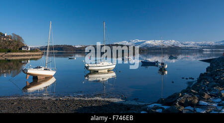 Borth-y-Gest Hafen mit Booten im Winterschnee auf Rhinog Bergen Cardigan Halbinsel Snowdonia National Park Gwynedd North Wales UK Stockfoto