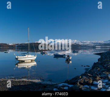 Borth-y-Gest Hafen mit Booten im Winterschnee auf Rhinog Bergen Cardigan Halbinsel Snowdonia National Park Gwynedd North Wales UK Stockfoto