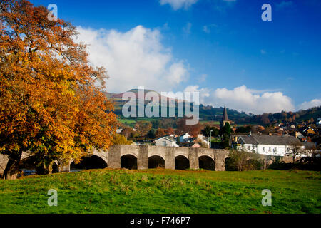 Crickhowell Stein gewölbten Brücke und Blick auf die Stadt mit Crug Hywel Tafelberg im Hintergrund Powys Wales UK Stockfoto