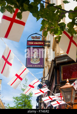 Englisch Fahnen St George Cross St George fliegen vor The Crown Pub sieben Zifferblätter Covent Garden London England UK Stockfoto