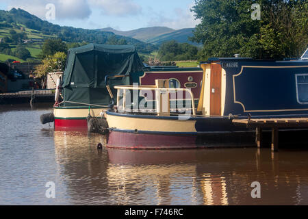 Monmouthshire & Brecon canal Narrowboats Boote vertäut am Pencelli Brecon Beacons Berge im Hintergrund Powys Wales UK Stockfoto