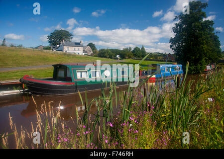 Monmouthshire & Brecon Canal Boote vertäut am Pencelli Haus oder Bauernhaus im Hintergrund Powys Wales UK Stockfoto