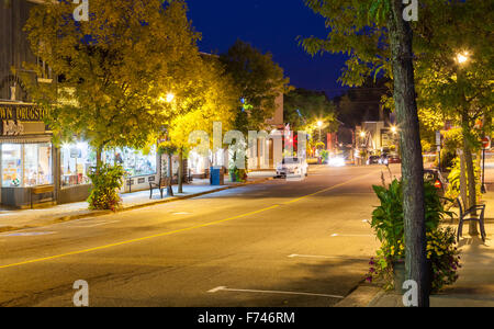 Schaufenster entlang der Main Street in der Innenstadt von historischen Huntsville in der Abenddämmerung. Huntsville, Muskoka, Ontario, Kanada. Stockfoto