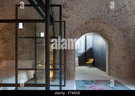 Modern rustikal, Â €‹arched Steinstruktur Schlafzimmer mit Glas, Metall gerahmte Türen, Jaffa, Tel Aviv, Stockfoto