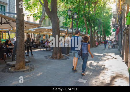 Junges Paar Italien, Rückansicht eines jungen Paares, der durch die Viale XX Settembre geht, einen 200 Meter langen Boulevard in Triest voller Cafés und Bars. Stockfoto