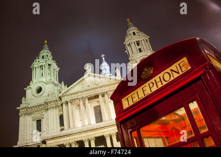 St. Pauls Kathedrale und rote Telefonzelle in der Nacht London England UK Stockfoto