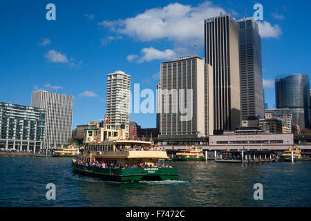 Alexander nähert sich Circular Quay Kai mit anderen Fähren und Stadt CBD Skyline prominente Sydney New South Wales NSW Aus der Fähre Stockfoto