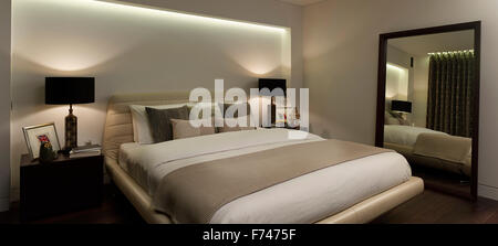 Schlafzimmer mit Doppelbett mit Spiegel in Kompass Court Apartment, Shad Thames, London, England, UK Stockfoto