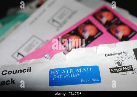 Britische und amerikanische Post Briefmarken auf Briefe an Kanada geliefert. Stockfoto