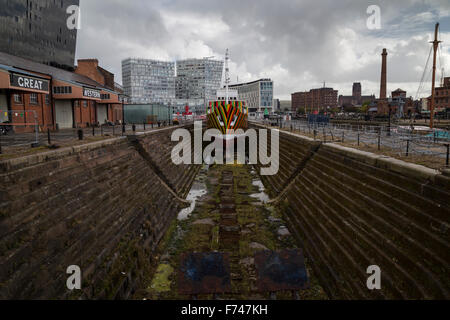 Das Dazzle-Schiff, trocken in Liverpool angedockt Stockfoto