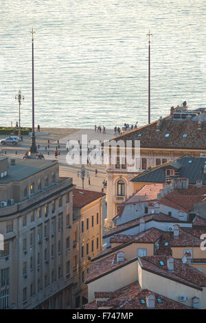 Triest Italien Antenne Dächer, einen tollen Blick auf die Dächer und das Meer von der Stadt Triest. Stockfoto