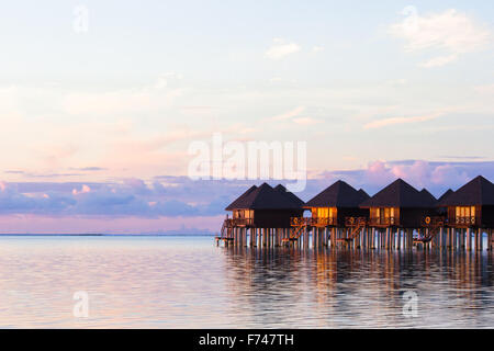 Wasser-Villen, Bungalows auf ideale perfekte tropische Insel Stockfoto