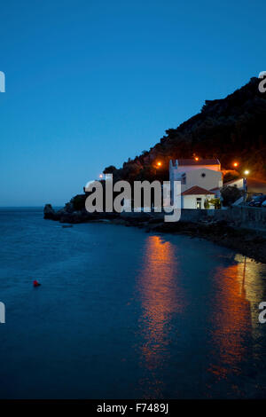 Die Bucht von Portinho da Arrábida nach Sonnenuntergang, Setubal, Portugal. Stockfoto