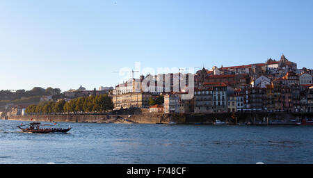 Panoramablick auf einem Schiff Segeln am sommerlichen Abend am Fluss Douro in Porto, Portugal. Stockfoto