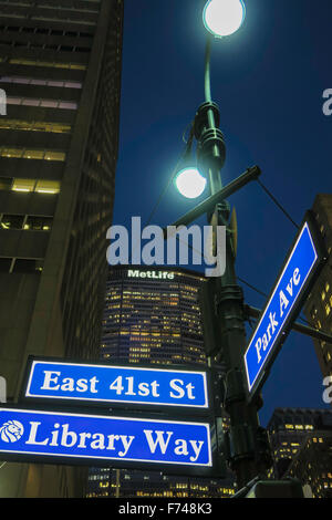 Wegweiser East 41st Street und Park Avenue gegenüber Grand Central und Met Life Building, NYC, USA Stockfoto