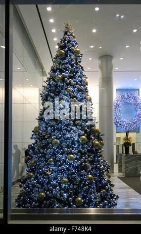 Weihnachtsbaum in Bürofenster, NYC Stockfoto