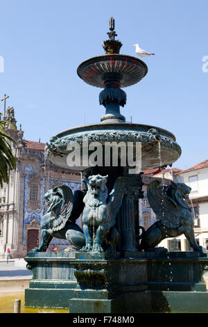 Ein Seagul, ruht auf der Fonte Dos Leões, der Löwenbrunnen auf dem quadratischen Praça de Gomes Teixeira in Porto, Portugal. Stockfoto