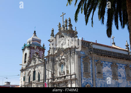 Details der Architektur der Carmo Kirche und die Karmeliterkirche in Porto, Portugal. Stockfoto