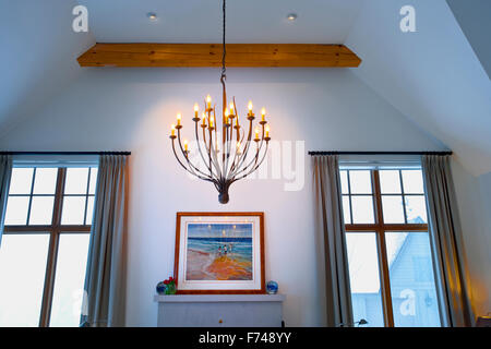 Kronleuchter von der Decke hängen Stockfoto