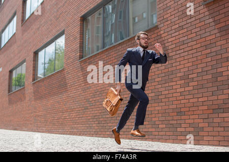 junger Geschäftsmann in einer Stadtstraße ausgeführt Stockfoto