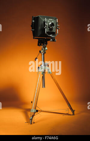 Vintage Retro-Kamera auf einem Stativ Stockfoto