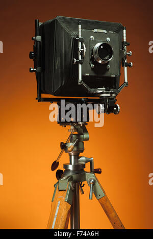 Vintage Retro-Kamera auf einem Stativ Stockfoto