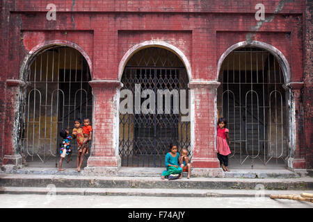 DHAKA, Bangladesch-17. November: Straßenkinder vor alten Gebäude im alten Dhaka am 17. November 2015 zu spielen. Alten Dhaka ist ein Begriff verwendet, um die historische Altstadt von der modernen Hauptstadt Dhaka beziehen. Es wurde im Jahre 1608 als Jahangir Nagar, der Hauptstadt von Mughal Bengal gegründet. Stockfoto