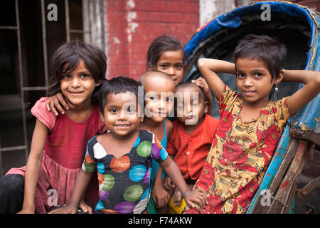 DHAKA, Bangladesch-17. November: Straßenkinder vor alten Gebäude im alten Dhaka am 17. November 2015 zu spielen. Alten Dhaka ist ein Begriff verwendet, um die historische Altstadt von der modernen Hauptstadt Dhaka beziehen. Es wurde im Jahre 1608 als Jahangir Nagar, der Hauptstadt von Mughal Bengal gegründet. Stockfoto