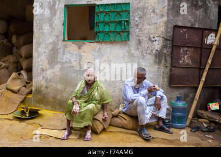 DHAKA, Bangladesch-17. November: eine alte Frau und ein Mann saß auf der Straße im alten Dhaka am 17. November 2015. Alten Dhaka ist ein Begriff verwendet, um die historische Altstadt von der modernen Hauptstadt Dhaka beziehen. Es wurde im Jahre 1608 als Jahangir Nagar, der Hauptstadt von Mughal Bengal gegründet. Stockfoto
