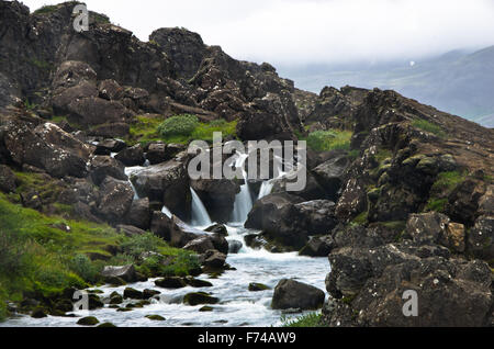 Fluss im Thingvellir National Park in der Nähe von See Thingvallavatn Stockfoto