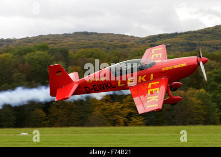 Fliegen am Limit mit 10 G-Belastung. Klaus Lenhart, geben Sie in das Cockpit seiner roten Kunstflug Maschine Extra 300L. Stockfoto