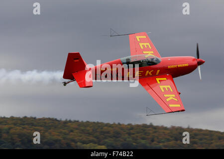 Fliegen am Limit mit 10 G-Belastung. Klaus Lenhart, geben Sie in das Cockpit seiner roten Kunstflug Maschine Extra 300L. Stockfoto