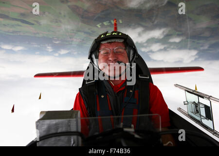 Fliegen am Limit mit 10 G-Belastung. Klaus Lenhart, geben Sie in das Cockpit seiner roten Kunstflug Maschine Extra 300L. Stockfoto