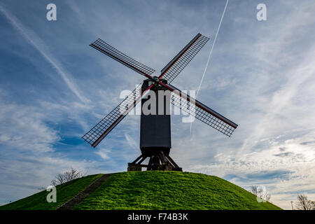 Alte Windmühle in Brügge an einem schönen Tag, Belgien Stockfoto