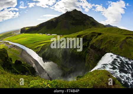 Luftaufnahme von Skogafoss Wasserfall mehr als 200 Füße hoch ist der höchste Wasserfall in Island Stockfoto