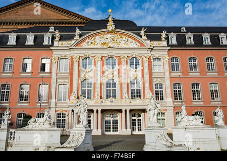 Fassade des kurfürstlichen Palais in Trier im Herbst, Deutschland Stockfoto