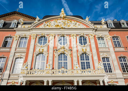 Fassade des kurfürstlichen Palais in Trier im Herbst, Deutschland Stockfoto