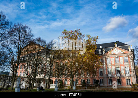 Kurfürstliches Schloss in Trier im Herbst, Deutschland Stockfoto