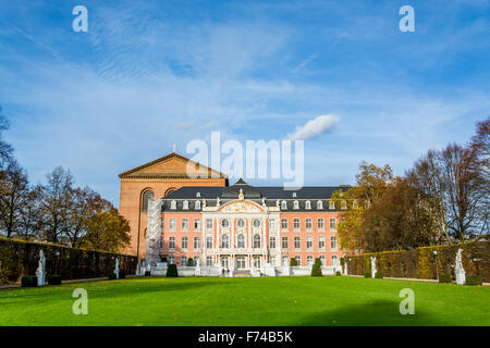 Kurfürstliches Schloss in Trier im Herbst, Deutschland Stockfoto